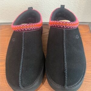 NWT UGG Kids Size 6 Women’s Size 7 Black and Pink Booty Slippers